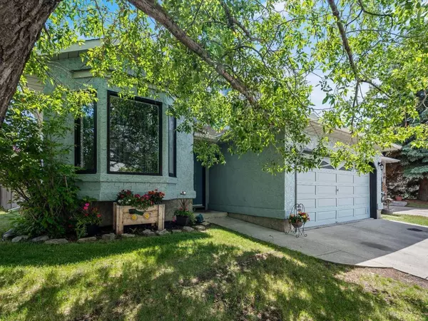 9 Hunters Mews, Okotoks, AB T1S 1M2