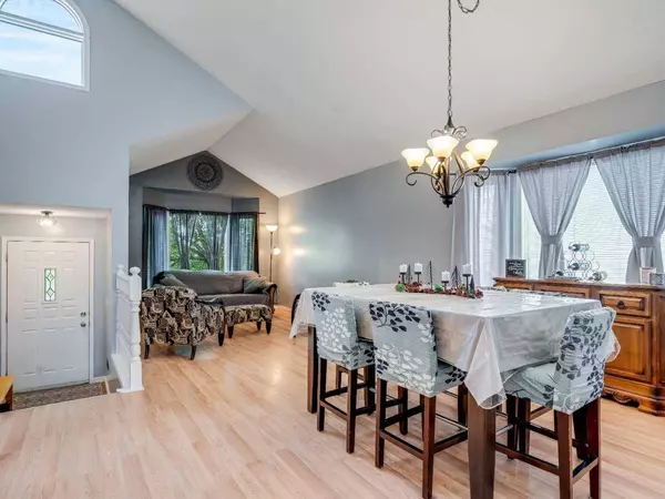 9 Hunters Mews, Okotoks, AB T1S 1M2