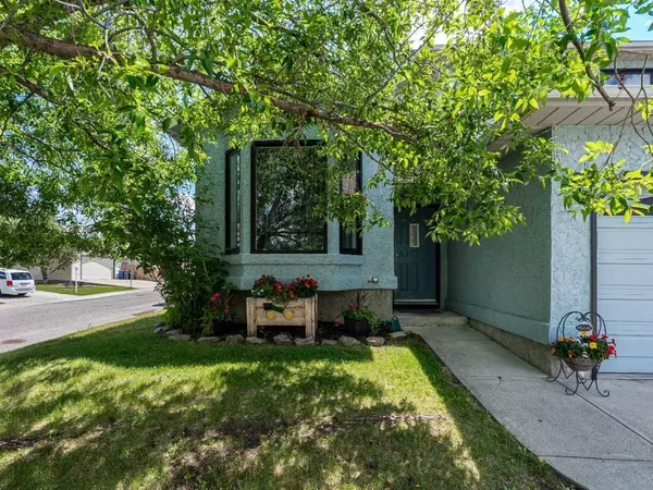 9 Hunters Mews, Okotoks, AB T1S 1M2