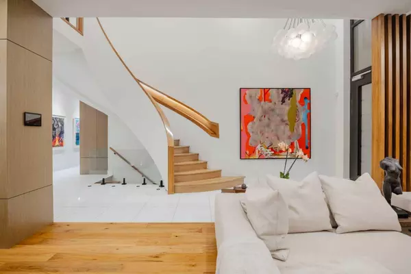 1111 16A ST Northwest, Calgary, AB T2N 2C9