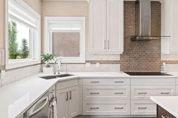 102 Ranch RD, Okotoks, AB T1S0K8