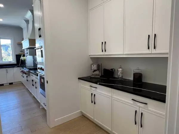 48 Rockcliff TER Northwest, Calgary, AB T3G 0G6