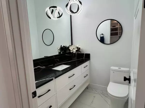 48 Rockcliff TER Northwest, Calgary, AB T3G 0G6