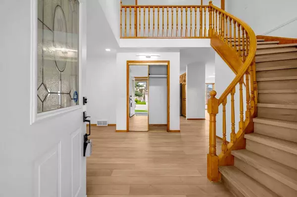 208 Coral Shores Bay Northeast, Calgary, AB T3J 3J6