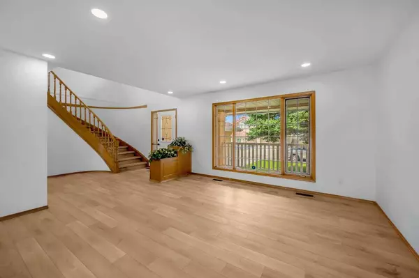 208 Coral Shores Bay Northeast, Calgary, AB T3J 3J6