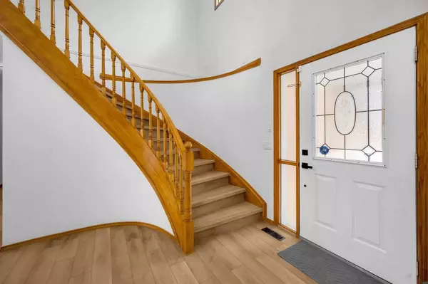 208 Coral Shores Bay Northeast, Calgary, AB T3J 3J6