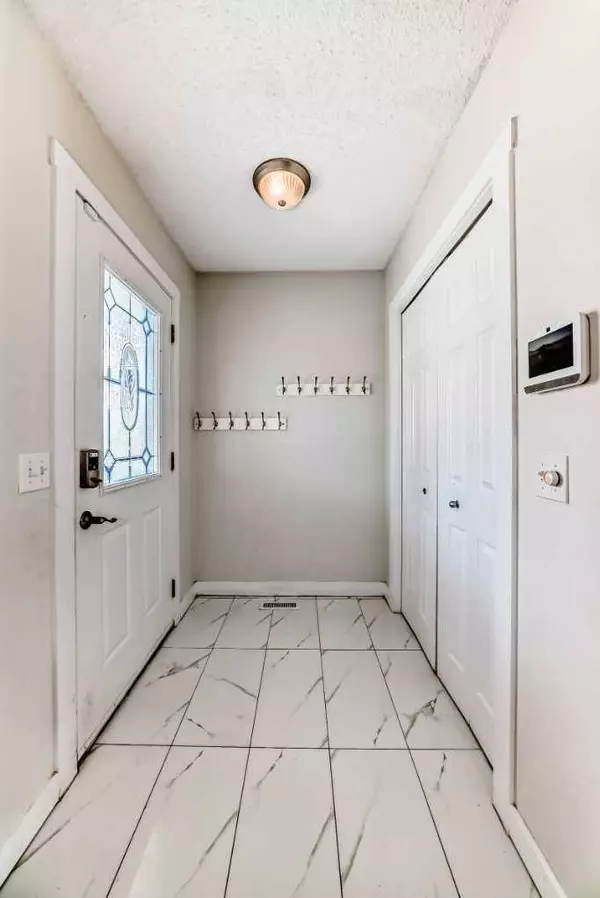 32 Taravista CRES Northeast, Calgary, AB T3J 4N9