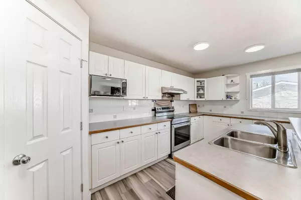 32 Taravista CRES Northeast, Calgary, AB T3J 4N9