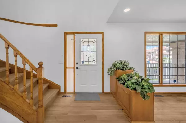 208 Coral Shores Bay Northeast, Calgary, AB T3J 3J6