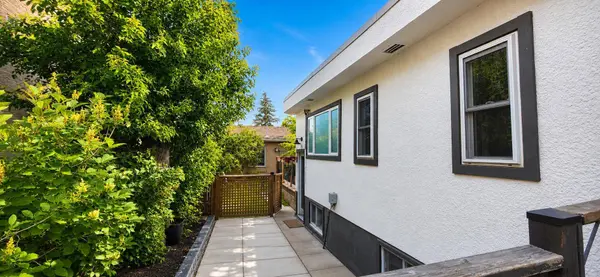 618 11 AVE NE, Calgary, AB T2E 0Z7