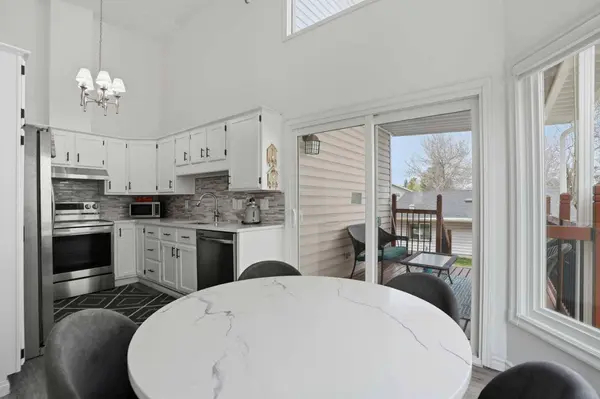 203 Shawglen RD SW, Calgary, AB T2Y 1Y2
