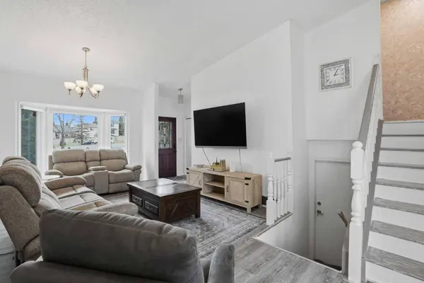 203 Shawglen RD SW, Calgary, AB T2Y 1Y2