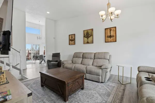 203 Shawglen RD SW, Calgary, AB T2Y 1Y2