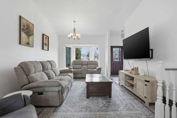 203 Shawglen RD SW, Calgary, AB T2Y 1Y2