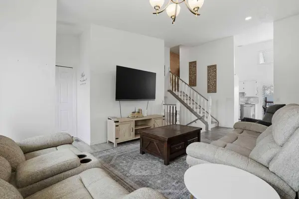 203 Shawglen RD SW, Calgary, AB T2Y 1Y2