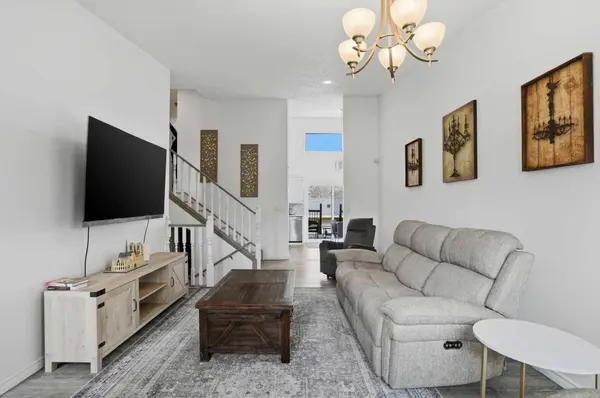 203 Shawglen RD SW, Calgary, AB T2Y 1Y2