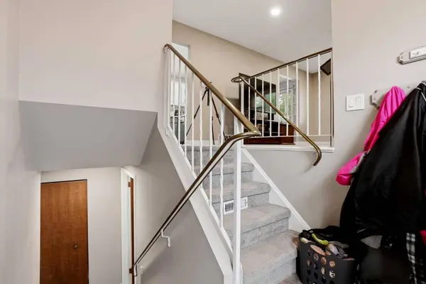 3056 32A ST SE, Calgary, AB T2B 0T3