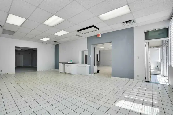 123 123 AVE SW, Calgary, AB T3C 0M6