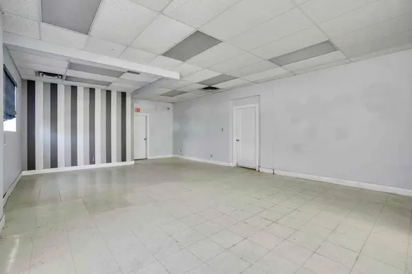123 123 AVE SW, Calgary, AB T3C 0M6