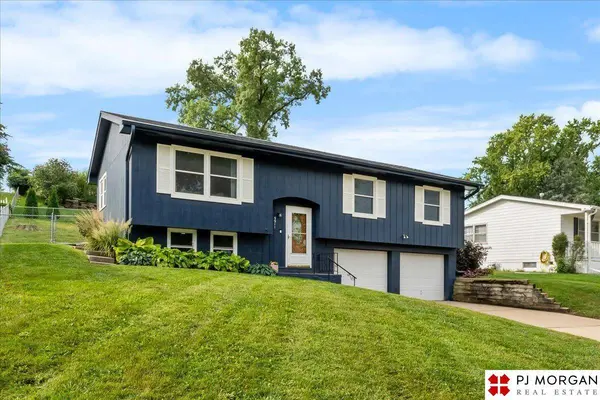 9911 Pratt Street, Omaha, NE 68134