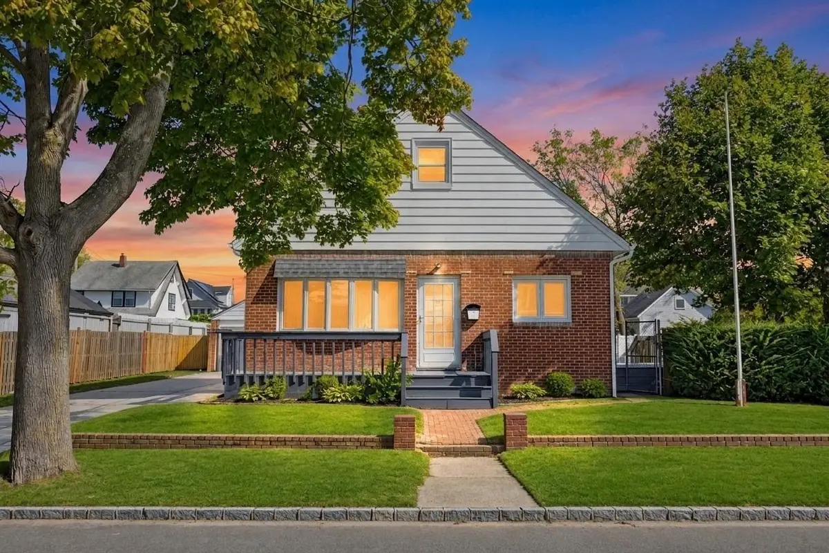180 7th St, Lindenhurst, NY 11757-1125