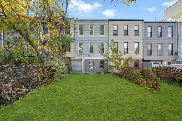 Brooklyn, York 11233,737 Decatur Street