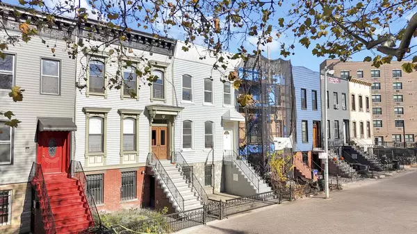 Brooklyn, York 11233,737 Decatur Street