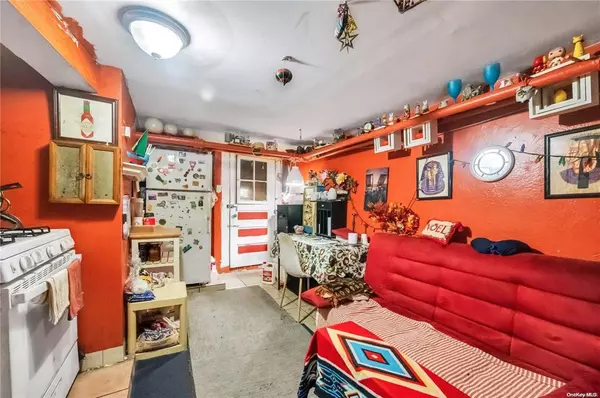 New York, NY 11106,31-13 12th St