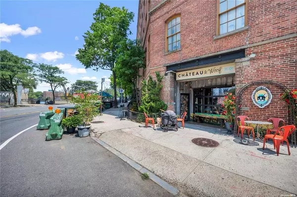 New York, NY 11106,31-13 12th St