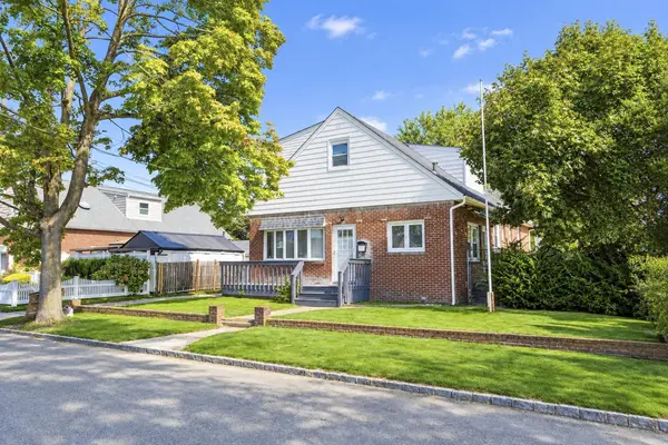 180 7th St, Lindenhurst, NY 11757-1125