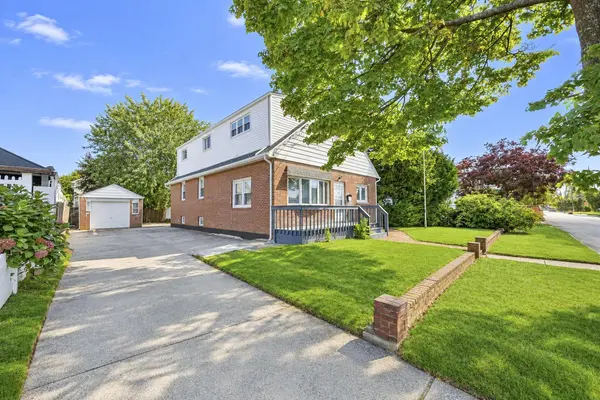 180 7th St, Lindenhurst, NY 11757-1125