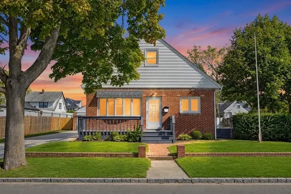 180 7th St, Lindenhurst, NY 11757-1125