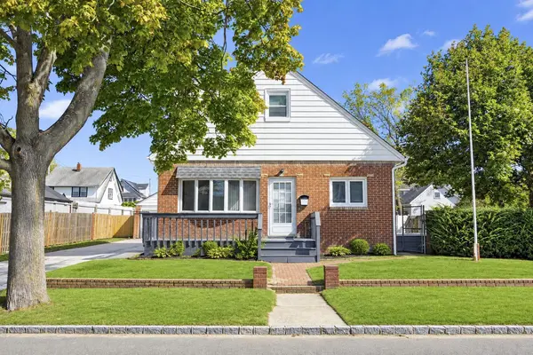 180 7th St, Lindenhurst, NY 11757-1125