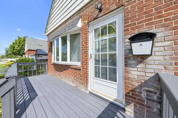 180 7th St, Lindenhurst, NY 11757-1125