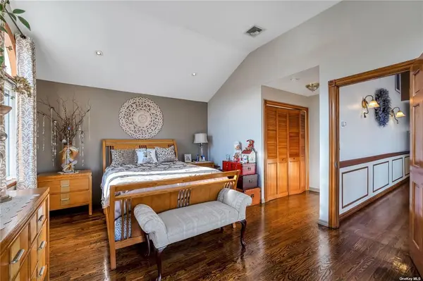 50-43 192nd St, Fresh Meadows, NY 11365