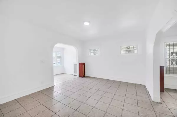 94-27 80th St, New York, NY 11416