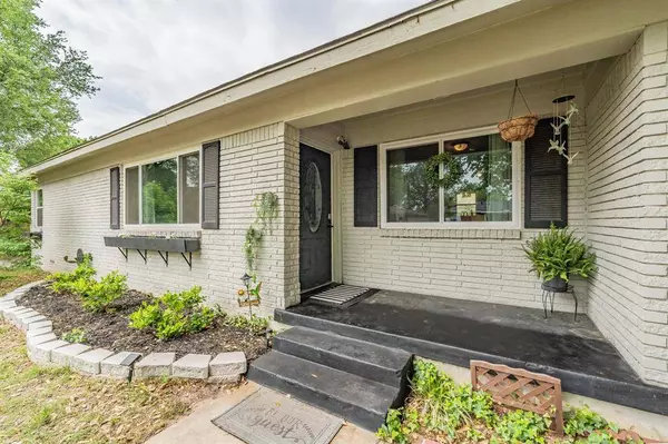 1217 Harrison Lane, Hurst, TX 76053