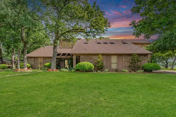 7300 Londonderry Drive, North Richland Hills, TX 76182