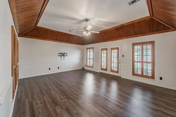 3125 Woodridge Drive, Hurst, TX 76054