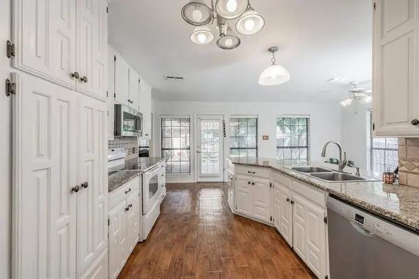 3125 Woodridge Drive, Hurst, TX 76054