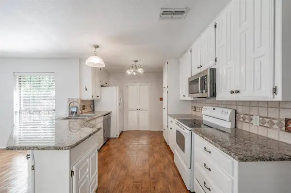 3125 Woodridge Drive, Hurst, TX 76054