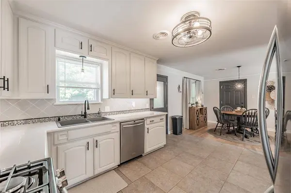 853 Lee Drive, Bedford, TX 76022