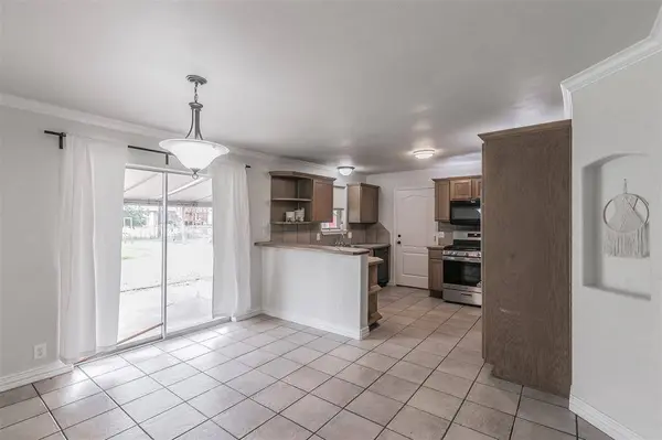 820 SW Southridge Drive, Burleson, TX 76028
