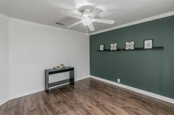 820 SW Southridge Drive, Burleson, TX 76028