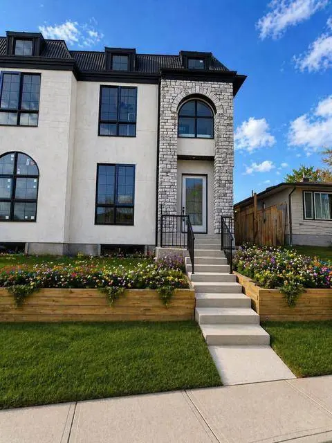 2449 29 AVE SW, Calgary, AB T2T 1P1