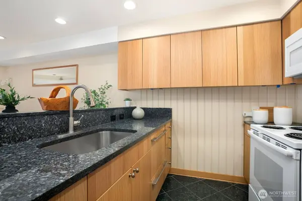 4309 34th AVE W #103, Seattle, WA 98199