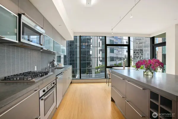 820 Blanchard ST #910, Seattle, WA 98121