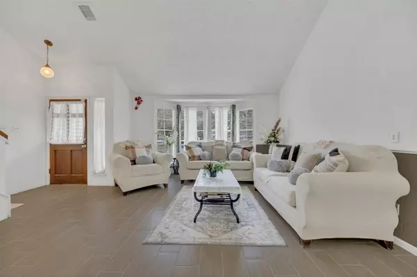 15619 Beechnut ST, Houston, TX 77083