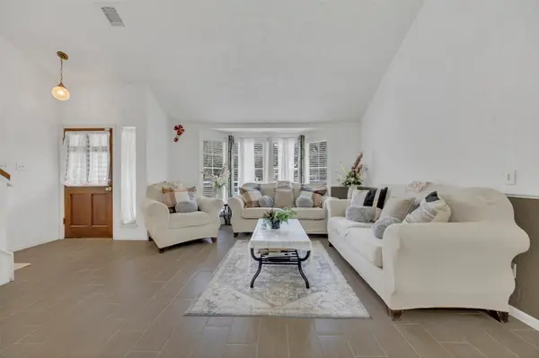 15619 Beechnut ST, Houston, TX 77083