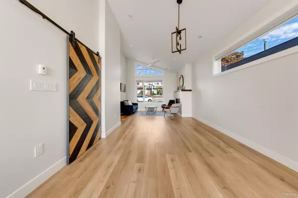 8008 13 AVE, Burnaby, BC V3N 2G2